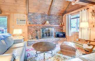 Foto 2 - Charming Tamworth Cabin w/ Grill & Fireplace