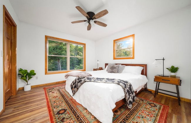 Firefly Lodge! Boardman River! Hot Tub! Woodstove! - Foto 42