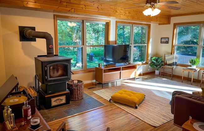 Firefly Lodge! Boardman River! Hot Tub! Woodstove! - Foto 9