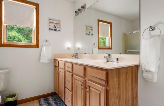 Firefly Lodge! Boardman River! Hot Tub! Woodstove! - Foto 43