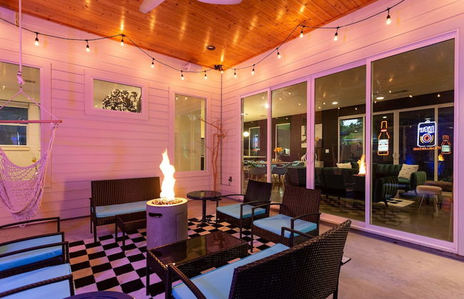 Modern ATX Mansion 6th Street 3 min Scooter - Photo 8