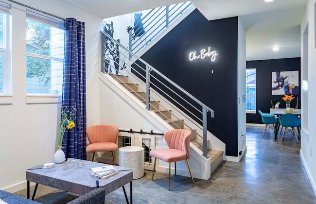Modern ATX Mansion 6th Street 3 min Scooter - Photo 6