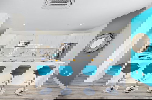Photo 2 - Lux Palm Beach Escape Pool Gym Prime Location