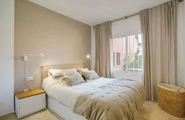 Coastal Retreat-sleeps 8, Sea View, Pool & Parking - Foto 2