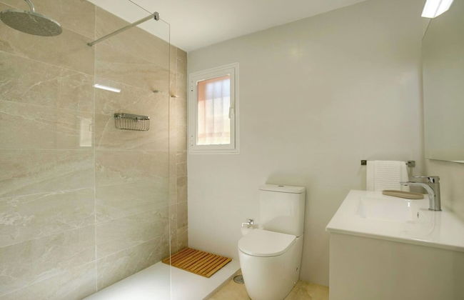 Coastal Retreat-sleeps 8, Sea View, Pool & Parking - Foto 10