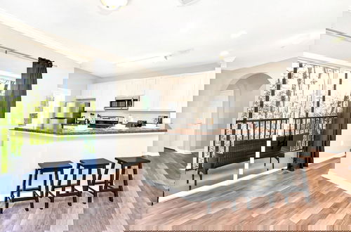 Foto 10 - Upstay - Modern Family Apartment w Pool Hot Tub