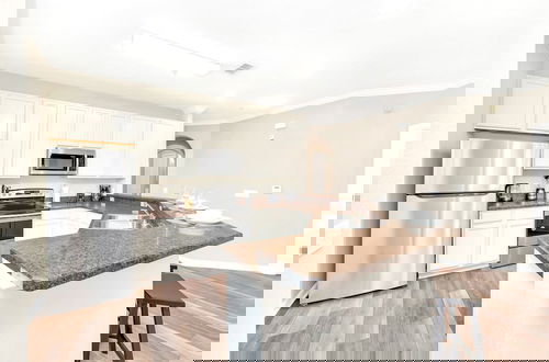 Foto 11 - Upstay - Modern Family Apartment w Pool Hot Tub