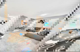 Foto 3 - Upstay - Modern Pool Home w Games - Sleeps 18