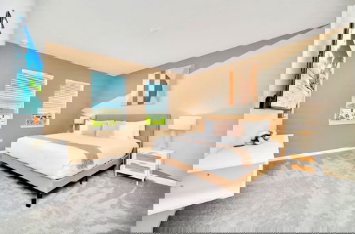 Foto 19 - Upstay - Modern Pool Home w Games - Sleeps 18