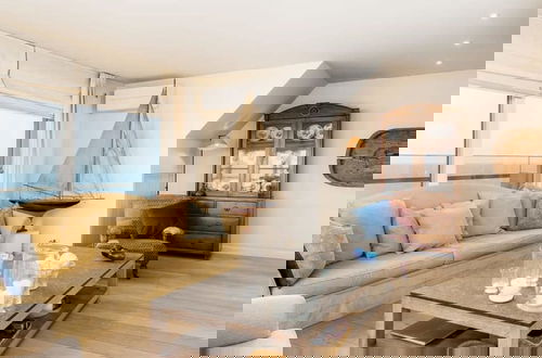 Foto 22 - Stunning Penthouse With Free Parking and sea View