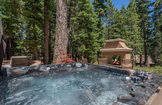 Central Clean Home with Hot Tub Near Ski - Foto 33