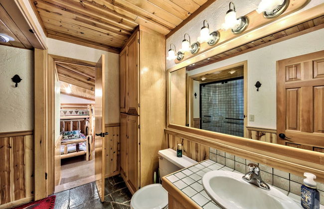 Central Clean Home with Hot Tub Near Ski - Foto 28