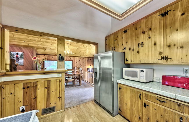 Central Clean Home with Hot Tub Near Ski - Foto 10