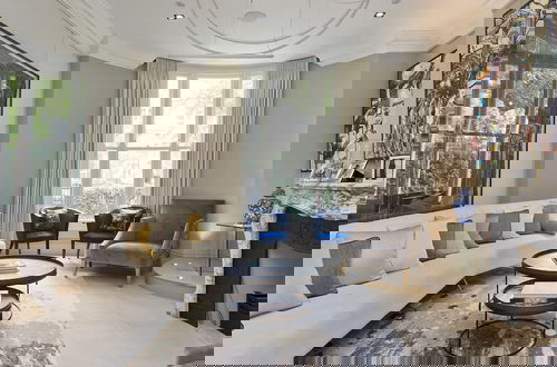 Foto 1 - Astounding 7bed Notting Hill Family Home w Private Garden Games Room Parking