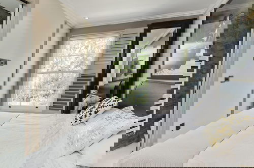 Foto 32 - Astounding 7bed Notting Hill Family Home w Private Garden Games Room Parking