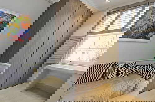 Foto 34 - Astounding 7bed Notting Hill Family Home w Private Garden Games Room Parking