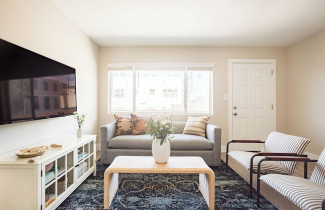 Seashore Suites by AvantStay – Modern Comfort Steps from La Jolla Cove - Photo 9