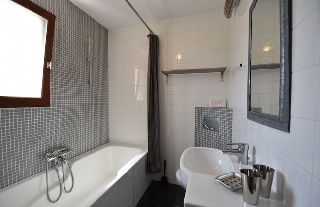 Villa With Heated Pool, Jacuzzi, Sports Field and Stunning Views - Photo 49