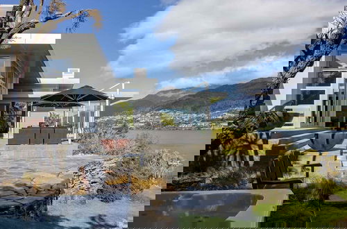 Foto 16 - Supreme Lakefront Luxury Villa