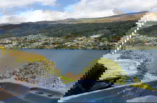 Foto 9 - Supreme Lakefront Luxury Villa