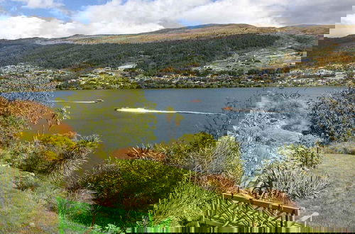 Foto 20 - Supreme Lakefront Luxury Villa
