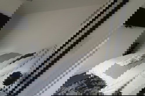 Photo 7 - Private Room - Ensuite Bathroom - Free Parking