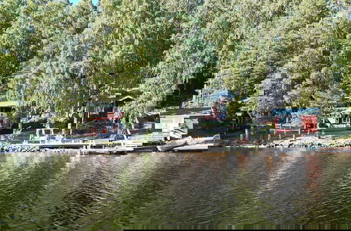 Photo 10 - Cozy 4BR Lakeside Cottage with Sauna