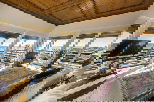 Foto 2 - Seafront Manor by Cadenzalux