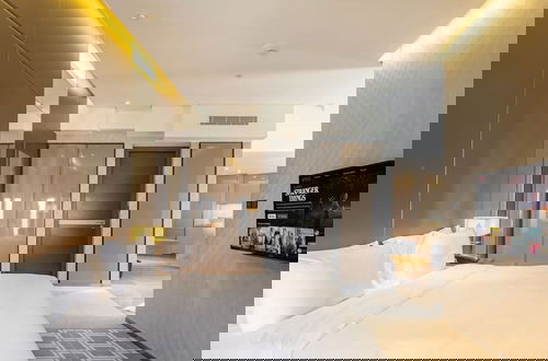 Foto 3 - Elegant 1BR Near Wafi Mall Central Dubai Stay