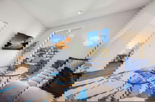 Foto 6 - Luxury 3BR Hollywood Sign View by Oneluxstay
