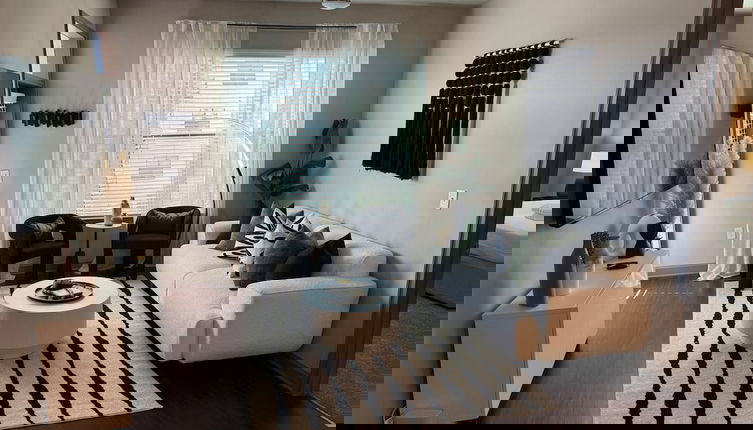 Foto 1 - Ebony Ivory Midtown King Bed