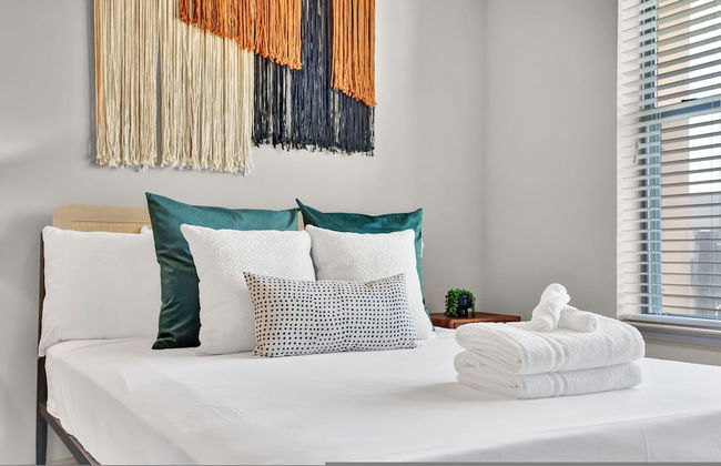 Ebony Ivory Midtown King Bed - Foto 12
