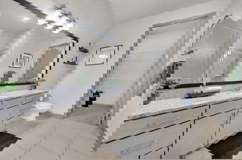 Foto 41 - Ebony Ivory Midtown King Bed