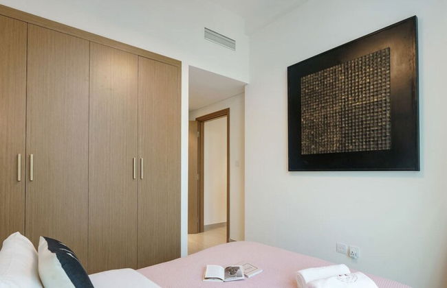 1BR Apt Near Downtown Dubai Pool Skyline Views - Photo 10