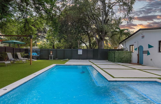 Fresh Modern With Pool Oasis - Photo 15