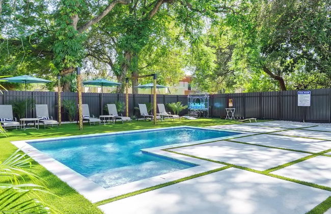 Fresh Modern With Pool Oasis - Photo 16