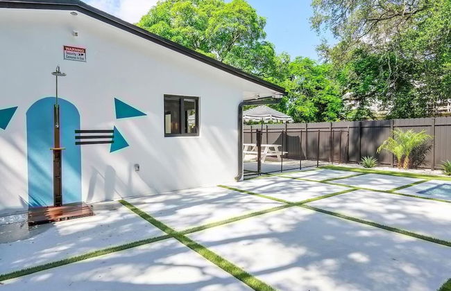 Fresh Modern With Pool Oasis - Photo 20