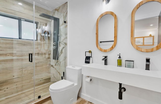 Fresh Modern With Pool Oasis - Photo 4