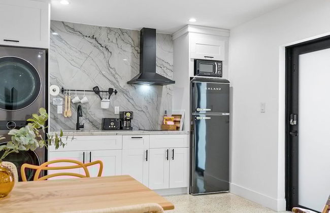 Fresh Modern With Pool Oasis - Photo 12