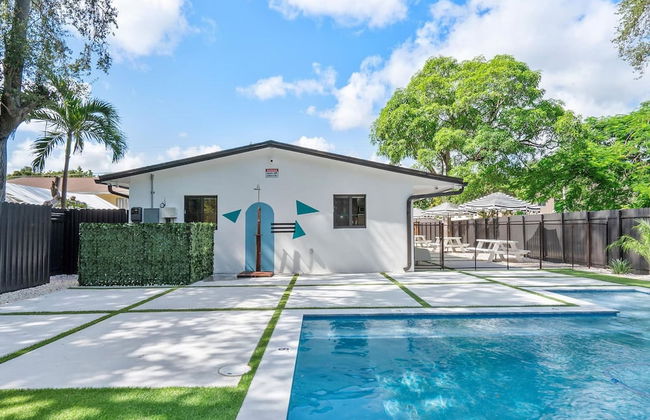 Fresh Modern With Pool Oasis - Photo 19