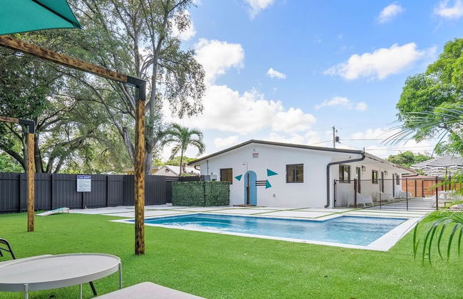 Fresh Modern With Pool Oasis - Photo 17