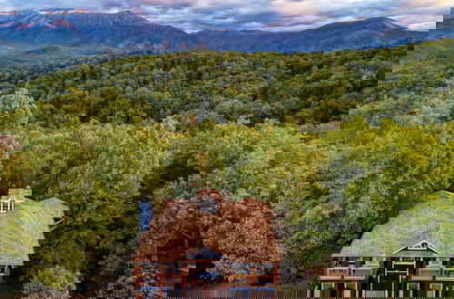 Foto 45 - Gatlinburg Getaway by Avantstay 9bdr Sleeps 22 Hot tub Movie Theater