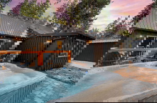 Foto 1 - Westlake Cabin by Avantstay Hot Tub Near Skiing Walk to Restaurants Lake