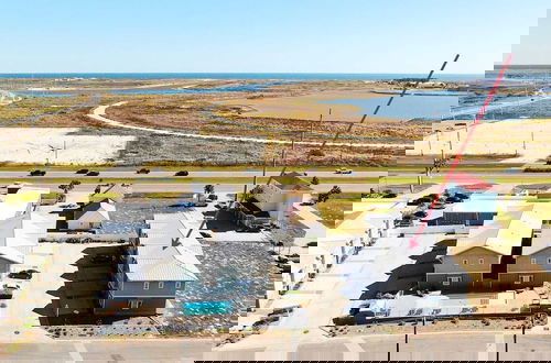 Photo 36 - Ridley Retreat Community Pool, Mins to the Beach Corpus Christi + Port A
