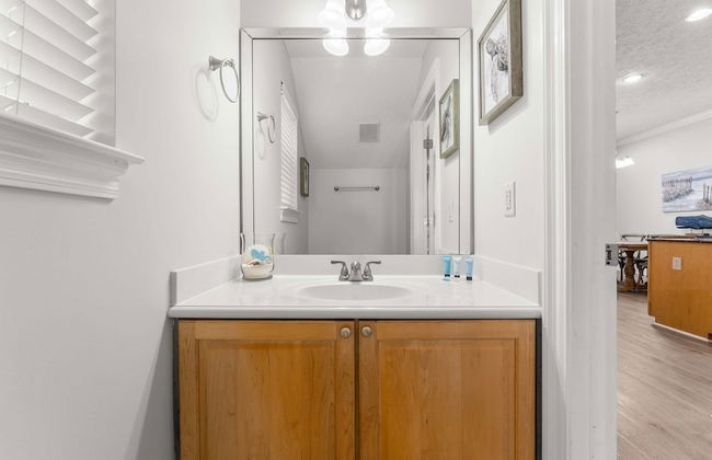 Palm Breeze Retreat Sleeps 10! - Photo 19