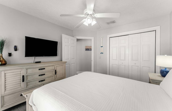 Palm Breeze Retreat Sleeps 10! - Photo 2
