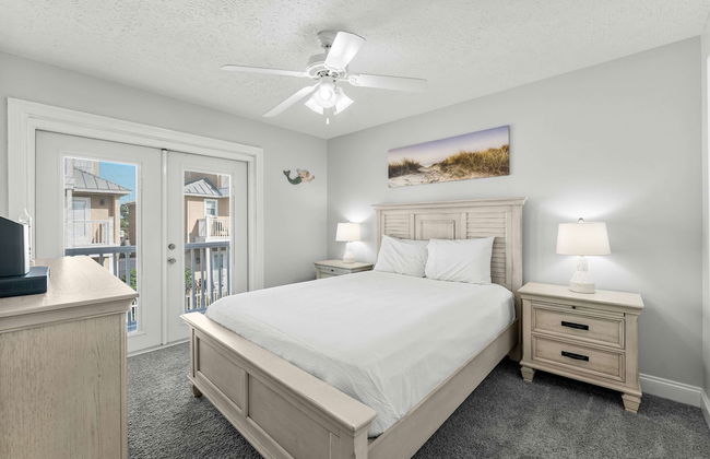 Palm Breeze Retreat Sleeps 10! - Photo 6