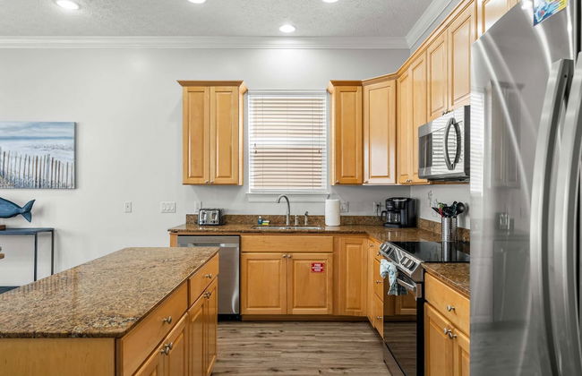 Palm Breeze Retreat Sleeps 10! - Photo 10