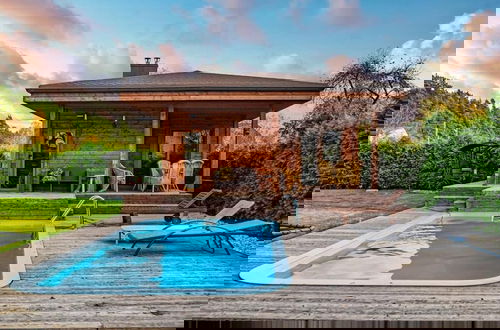 Foto 37 - Luxurious Amber Villa With Private Pool and Garden Views