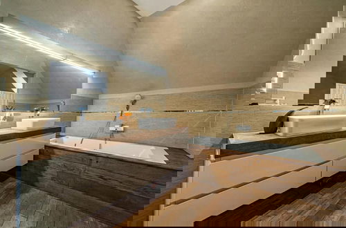 Foto 23 - Luxurious Amber Villa With Private Pool and Garden Views